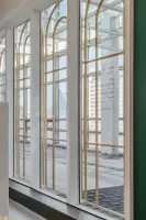 골드 아치창이 우아한 프리미엄 피트니스 공간